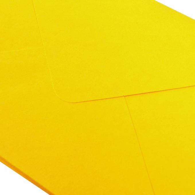 Kleurrijke papieren enveloppen met cadeaubonnen 4