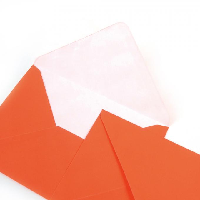Kleurrijke papieren enveloppen met cadeaubonnen 5