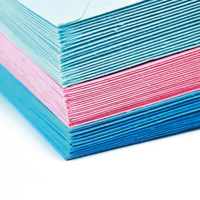 Kleurrijke papieren enveloppen met cadeaubonnen 6