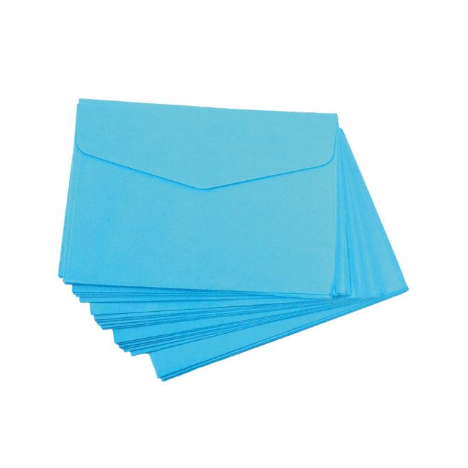 Kleurrijke papieren enveloppen met cadeaubonnen 9