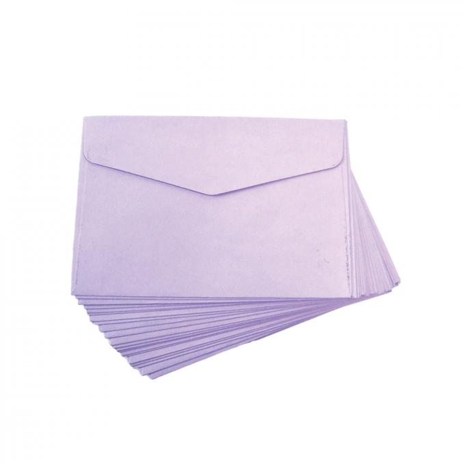 Kleurrijke papieren enveloppen met cadeaubonnen 10
