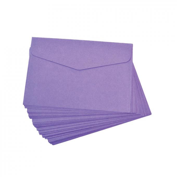 Kleurrijke papieren enveloppen met cadeaubonnen 13