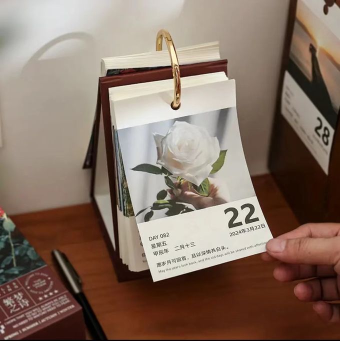 Op maat gedrukte Adventskalender Schrijftafelkalender met scheuren van landschapsschilderijen 0